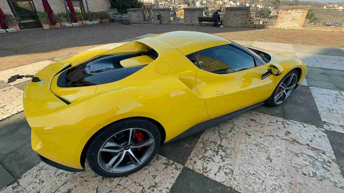 Esperienza di guida Ferrari 296