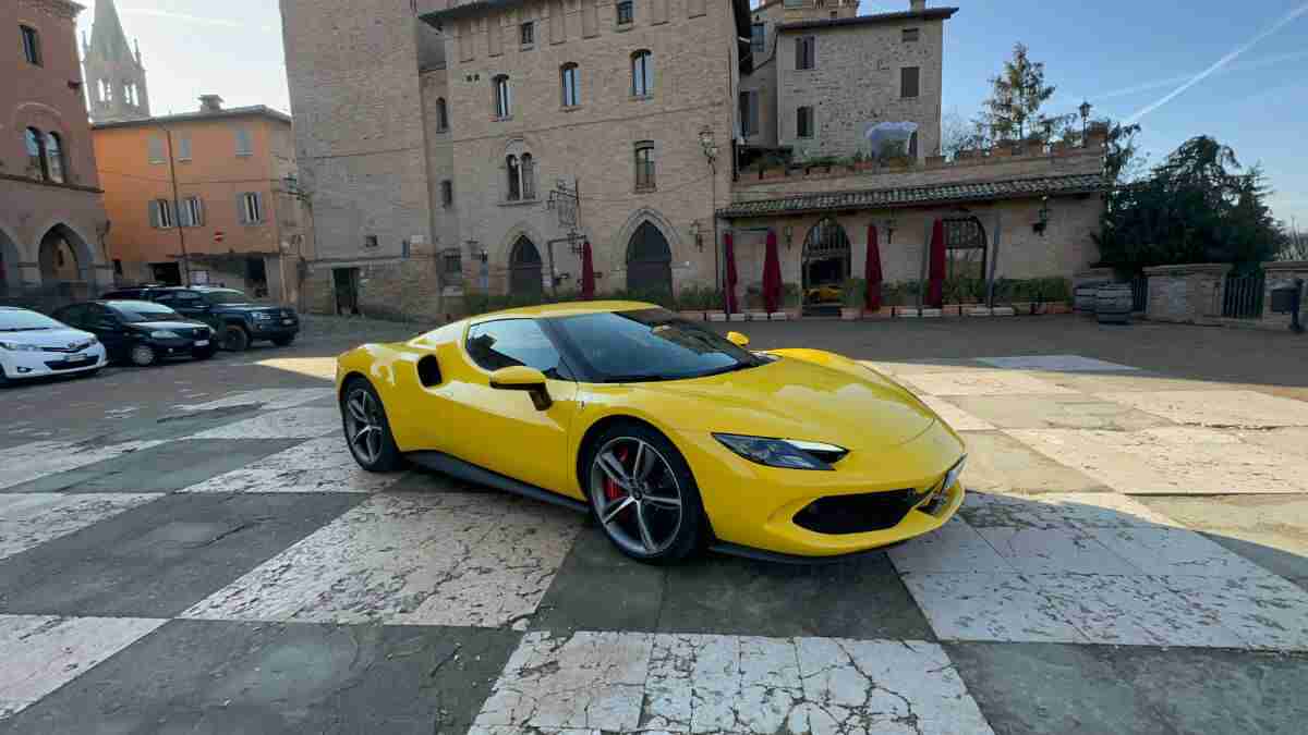 Esperienza di guida Ferrari 296